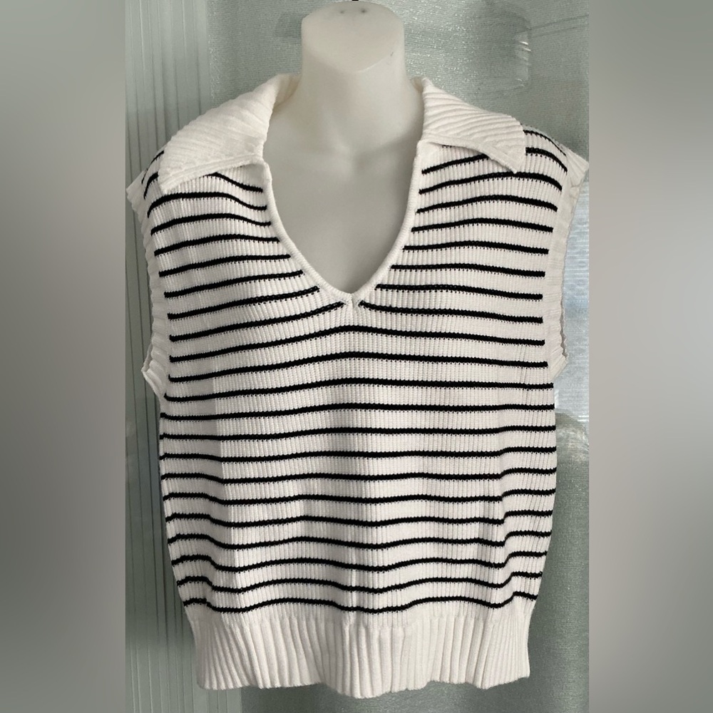 WOMENS BLACK & WHITE STRIPED SLEEVELESS SWEATER VEST